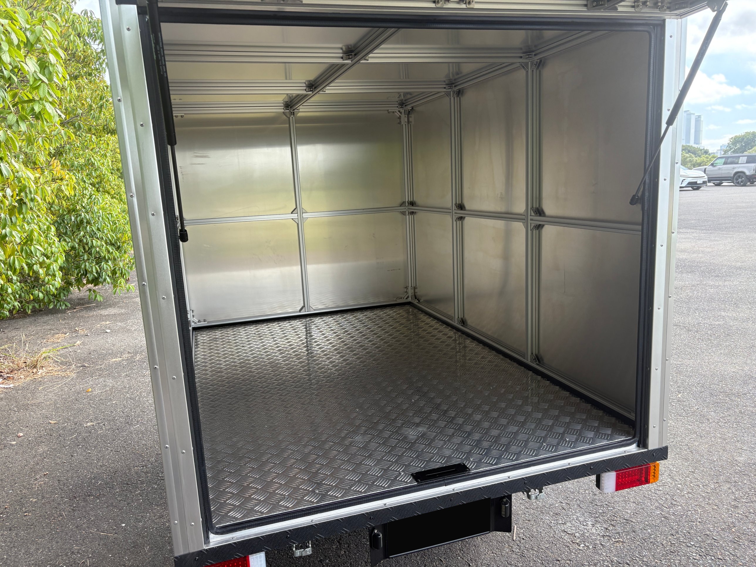 後ろから開けたトレーラーの荷台