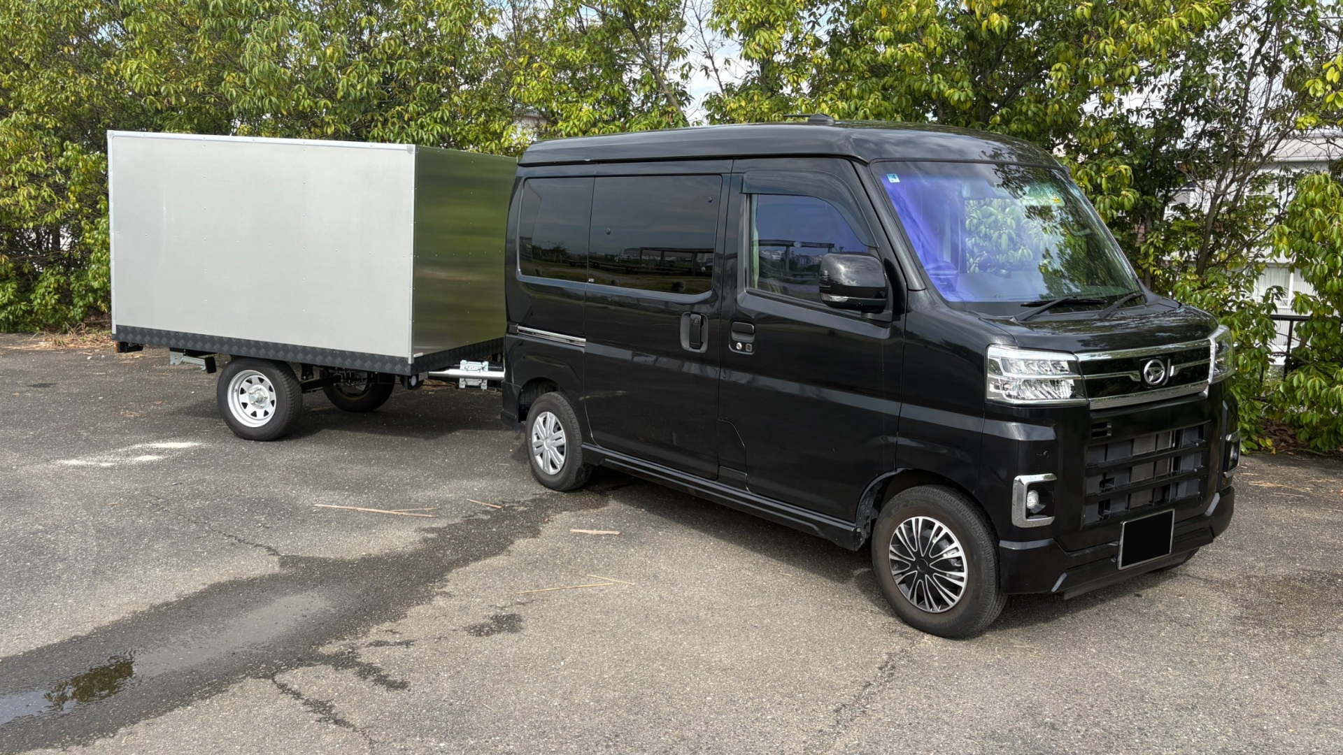 軽バンにトレーラーを連結した配送車両